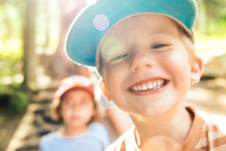 Kinder spielen draußen