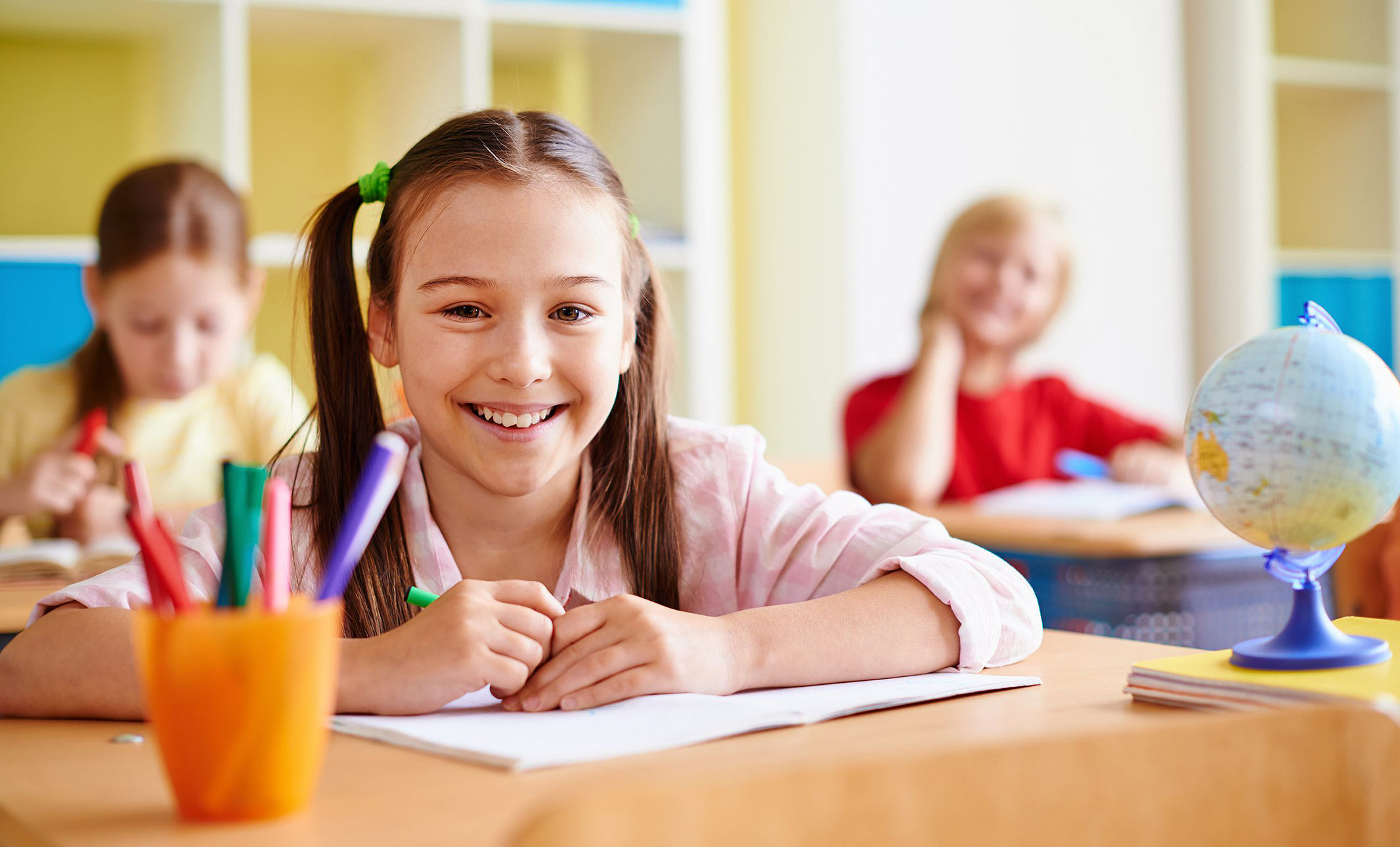 Grundschüler im Klassenzimmer