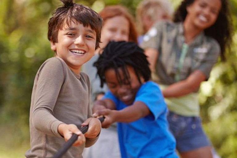 Kinder spielen Tauziehen