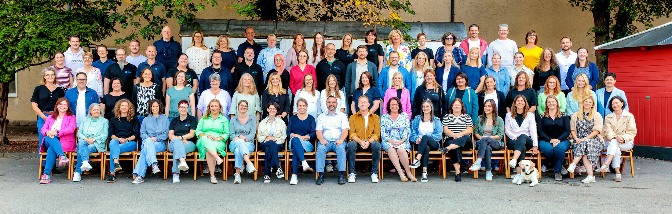 Gruppenbild aller Mitarbeiter